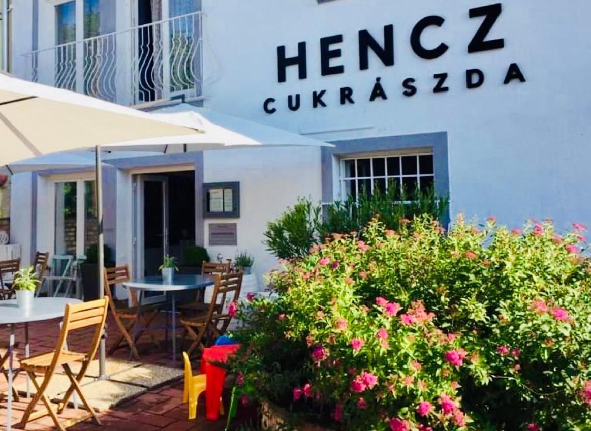 Hencz Vendeghaz Hotel Balatonakarattya Exterior photo